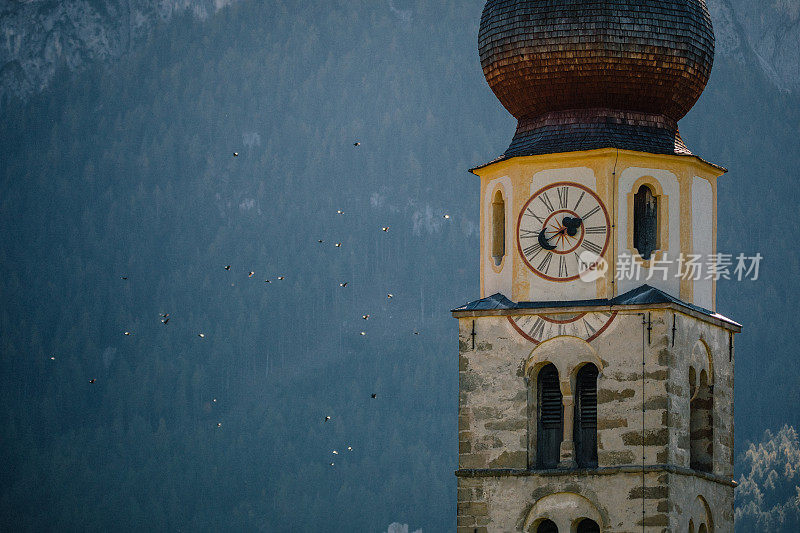 圣瓦伦丁教堂的钟塔，Castelrotto Kastelruth与Schlern山背景在多洛米蒂，南蒂罗尔，意大利